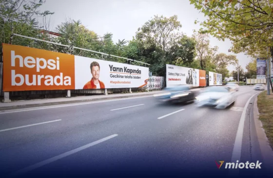 Miotek Media Giantboard reklamı gece görünümüyle aydınlık bir etki yaratıyor!