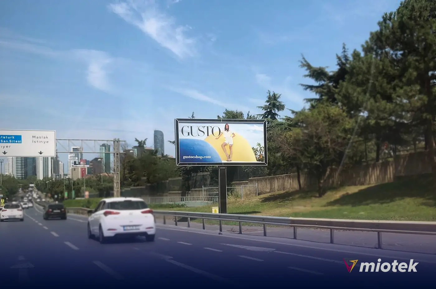 Megalight açık hava reklam alanı gece görünümü - İstanbul reklam panoları