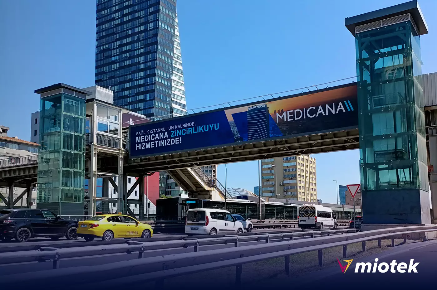 İstanbul sağlık sektörü reklam çözümleri – Üst geçit reklam panosu – Miotek