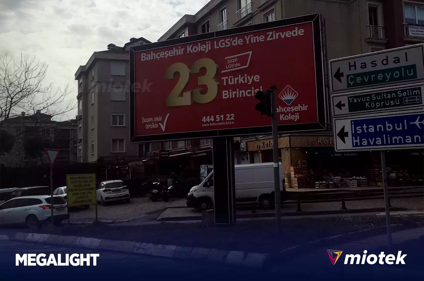 Açık hava reklamcılığı Megalight pano - İstanbul trafiğinde konumlanmış billboard pano