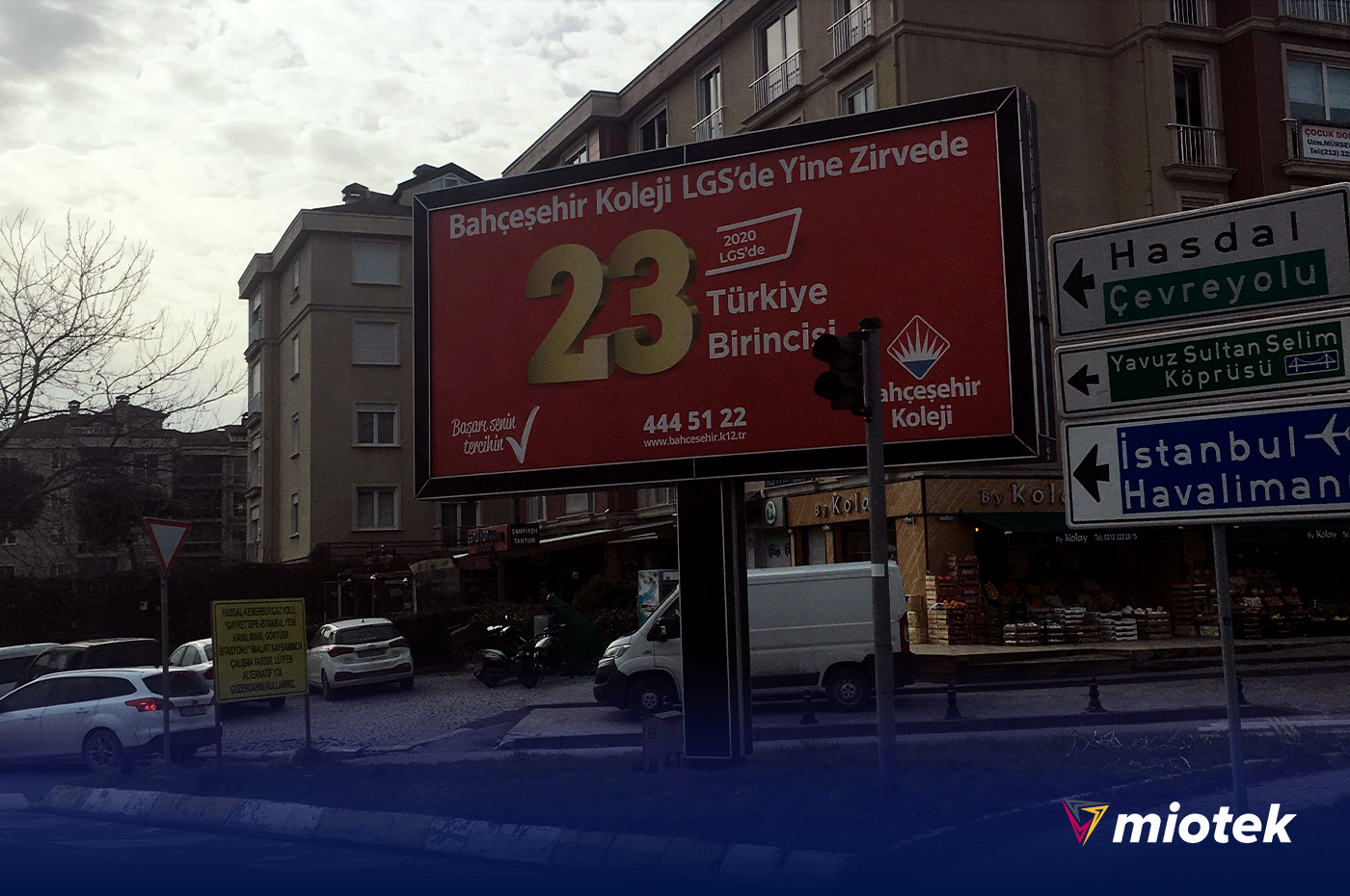 Açık hava reklamcılığı Megalight pano - İstanbul trafiğinde konumlanmış billboard pano