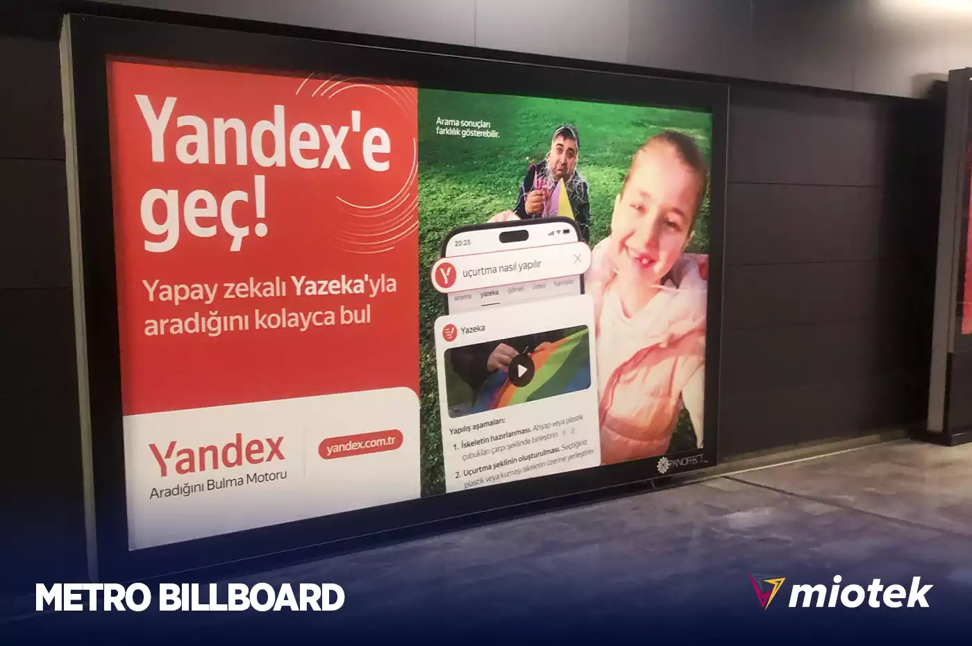 İstanbul metro hattında yer alan Miotek Media billboard reklam panosu