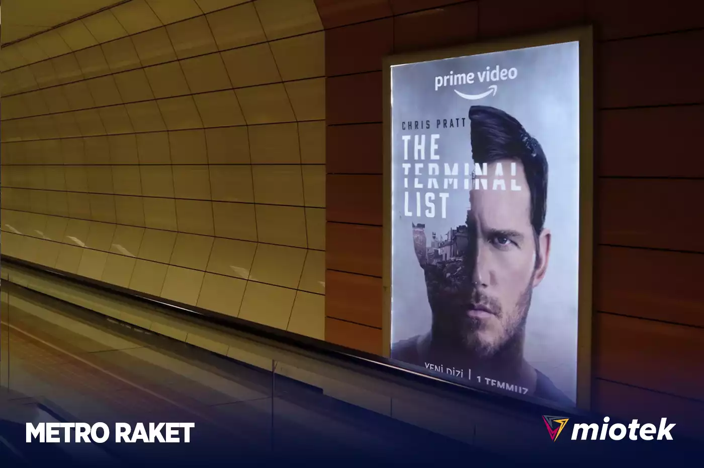 İstanbul metro istasyonunda Miotek Media CLP raket reklam panosu