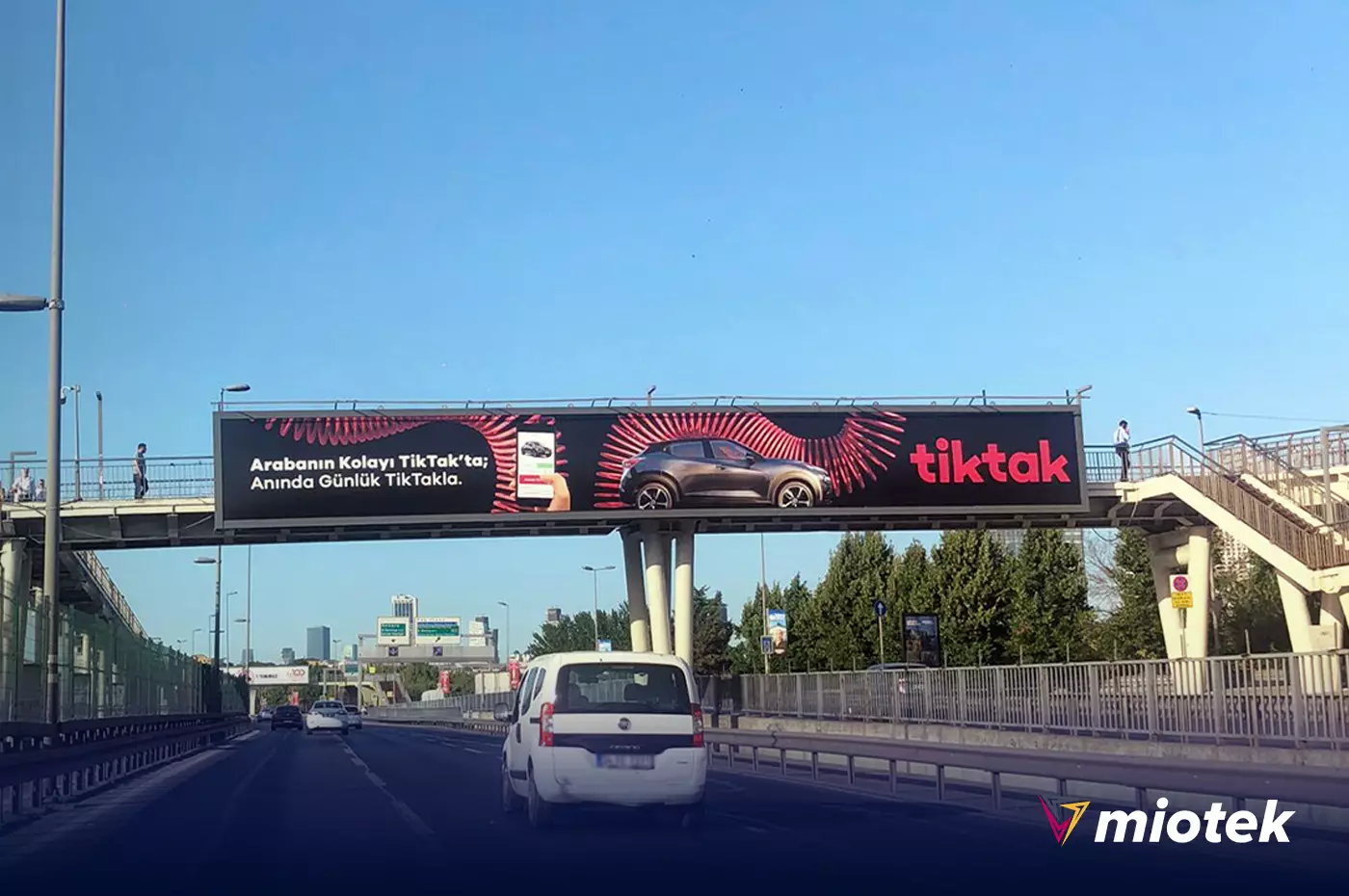 Miotek Media ile Yüksekte Reklam | Üst Geçit Alanları