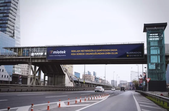 Miotek Media üst geçit reklam panosu kiralama hizmeti – İstanbul genelinde etkili açık hava reklam çözümleri