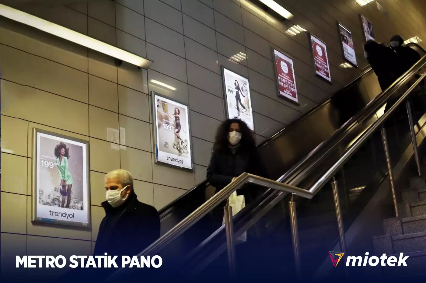 İstanbul’un yoğun metro durağında konumlanmış Miotek Media CLP raket reklam panosu
