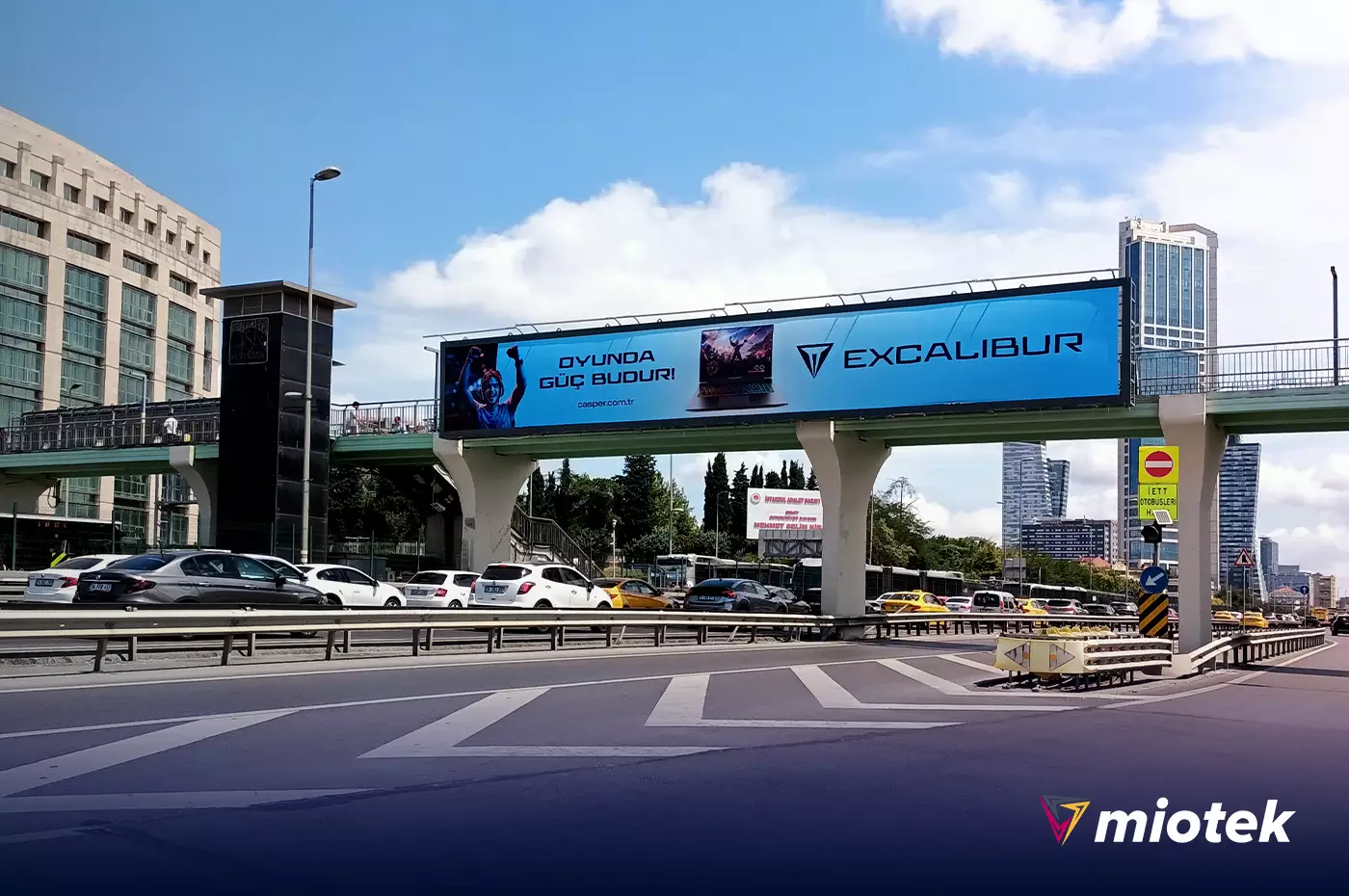 Yaya ve araç trafiğine hitap eden üst geçit reklamları – Miotek Media