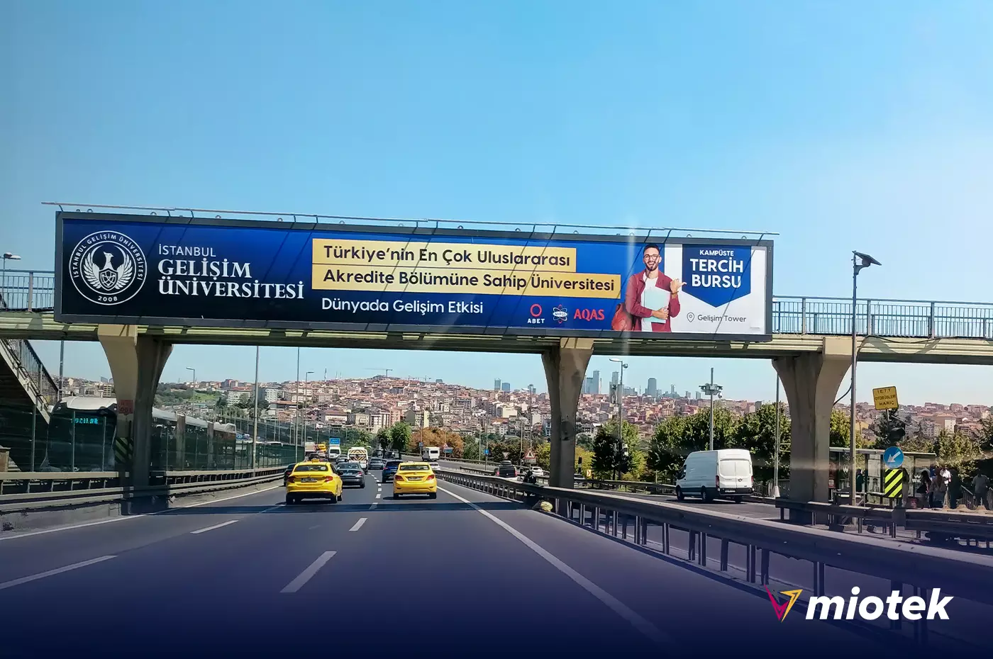 İstanbul'da üst geçit reklam panosu kiralama